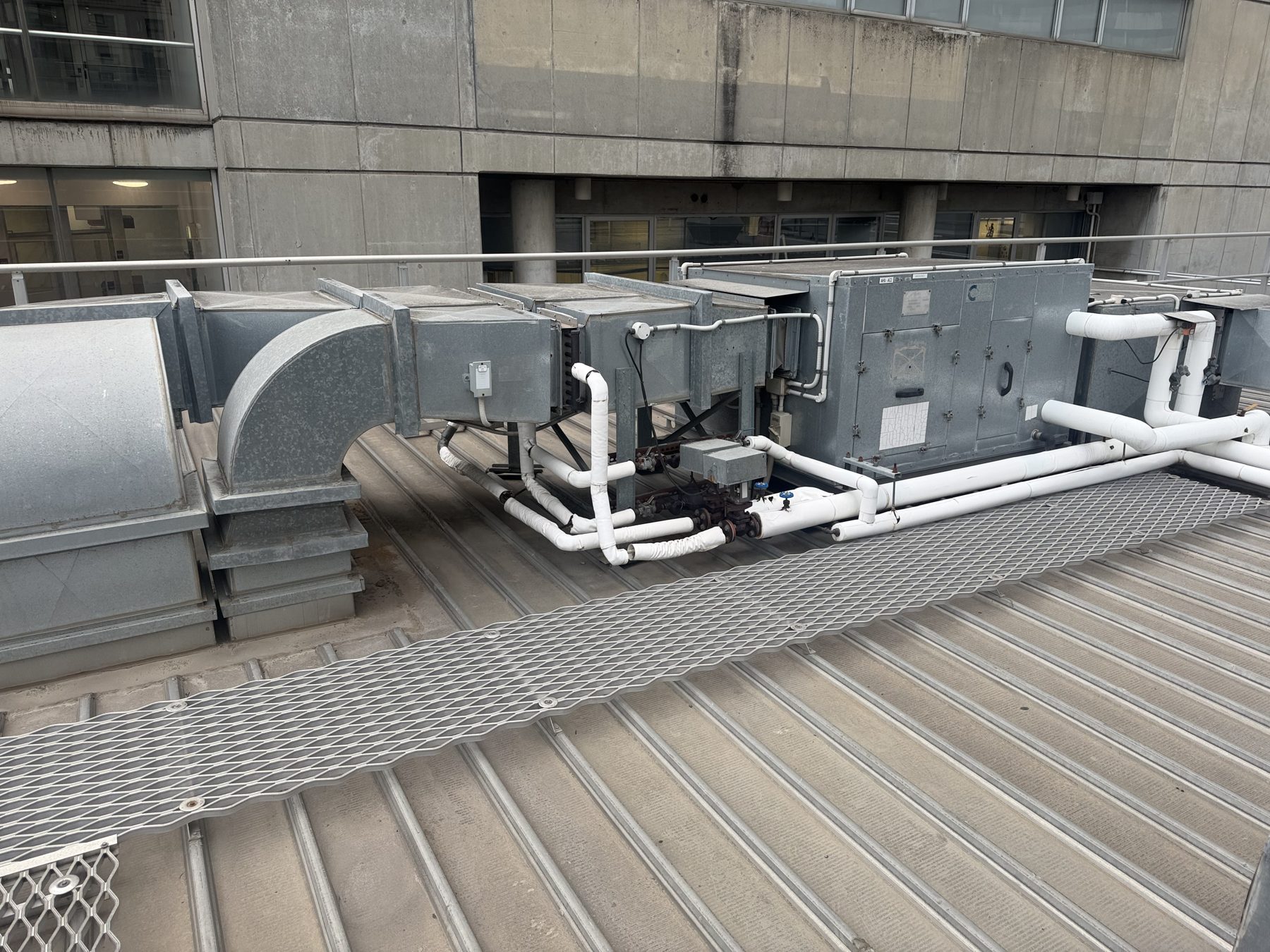 Rooftop air handling plant, ductwork and pipework
